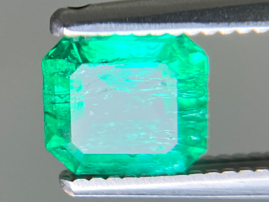 エメラルド 天然 0.641ct 中央宝石ソーティング付き 5.97㎜×5.44㎜×2.95㎜ ルース( 裸石 ) 7922YY