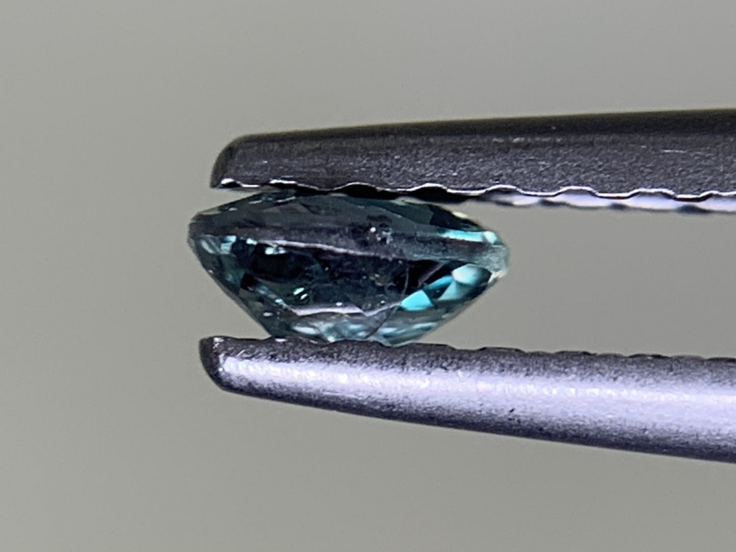 アレキサンドライト 0.166ct 中央宝石ソーティング付き 3.84㎜×2.82㎜×1.85㎜ ルース( 裸石 ) 3710Y