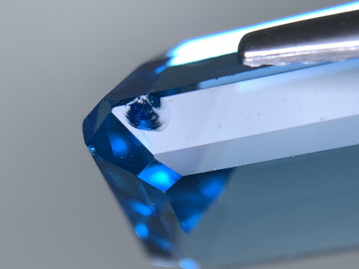 ブルートパーズ 天然 13.734ct 宝石ソーティング付き 15.3㎜×11.5㎜×7.8㎜ ルース( 裸石 ) 6989Y