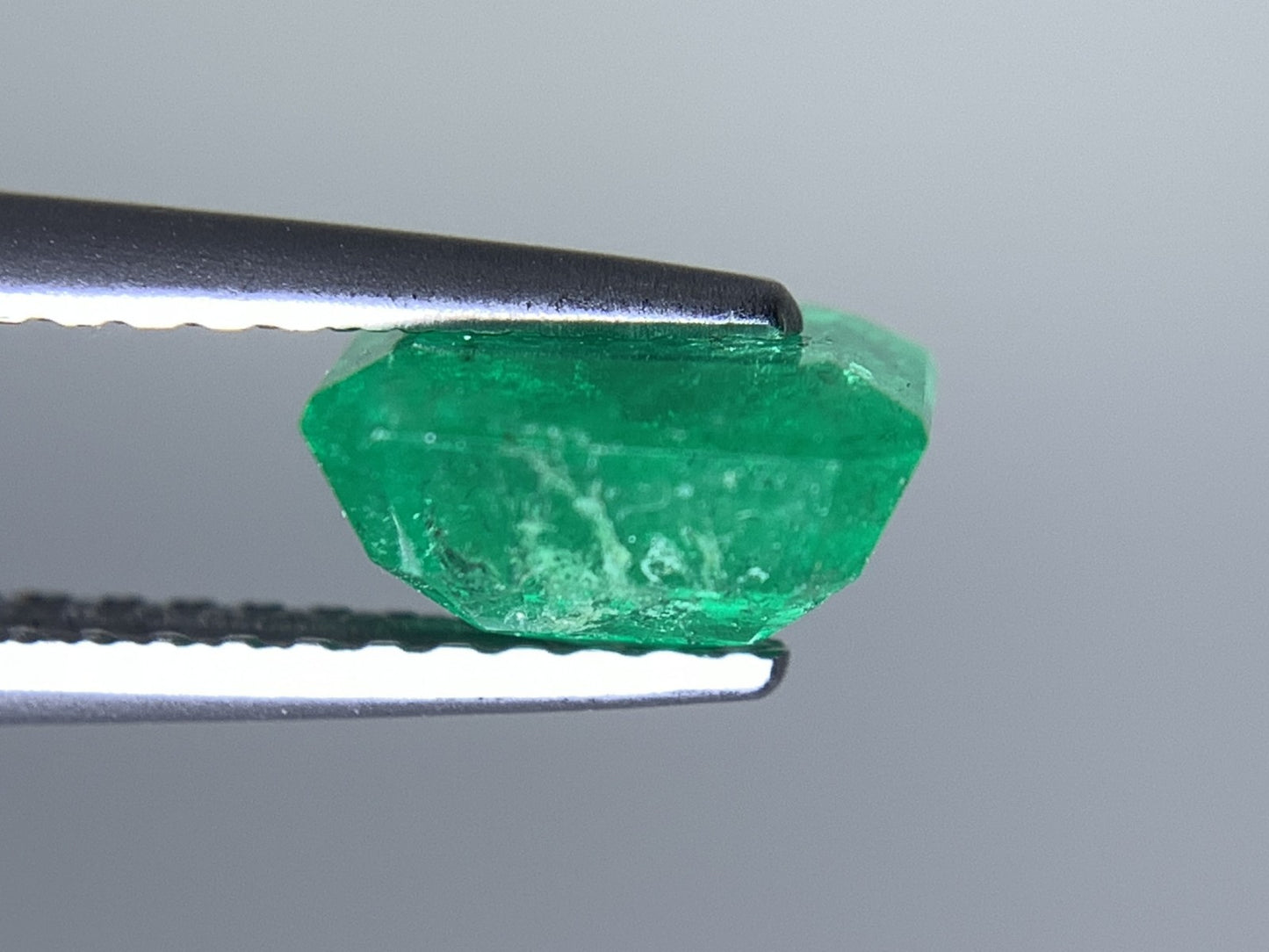 エメラルド 天然 1.376ct 中央宝石ソーティング付き 7.23㎜×6.17㎜×3.94㎜ 天然 ルース( 裸石 ) 5309Y