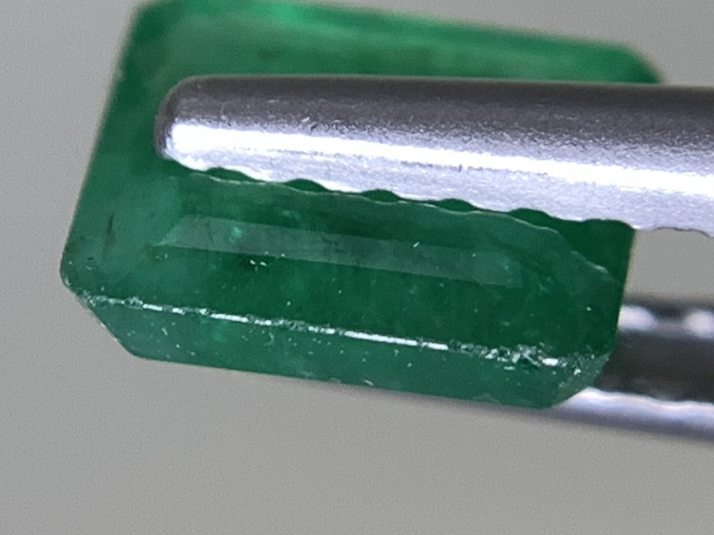 エメラルド 天然 0.874ct 中央宝石ソーティング付き 6.40㎜×5.36㎜×3.02㎜ 天然 ルース( 裸石 ) 5349Y
