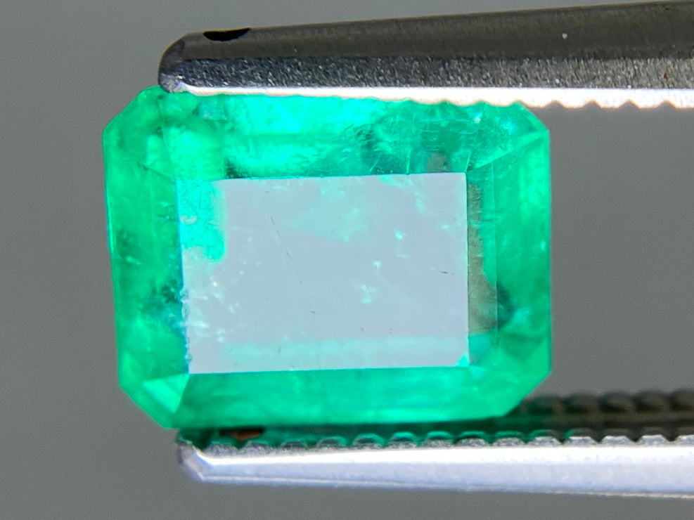エメラルド 天然 1.360ct 中央宝石ソーティング付き 7.31㎜×5.99㎜×4.00㎜ ルース( 裸石 ) 7743YY
