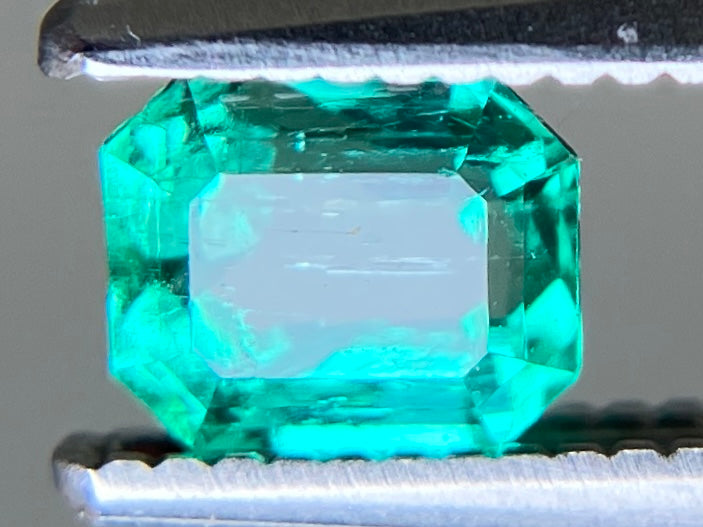 エメラルド 天然 0.542ct 宝石ソーティング付き 4.9㎜×4.0㎜×3.2㎜ ルース( 裸石 ) 8068YY