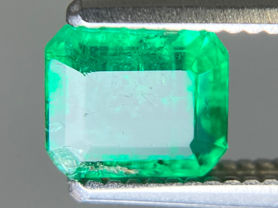 エメラルド 天然 0.793ct 宝石ソーティング付き 5.5㎜×4.7㎜×3.1㎜ ルース( 裸石 ) 8033YY