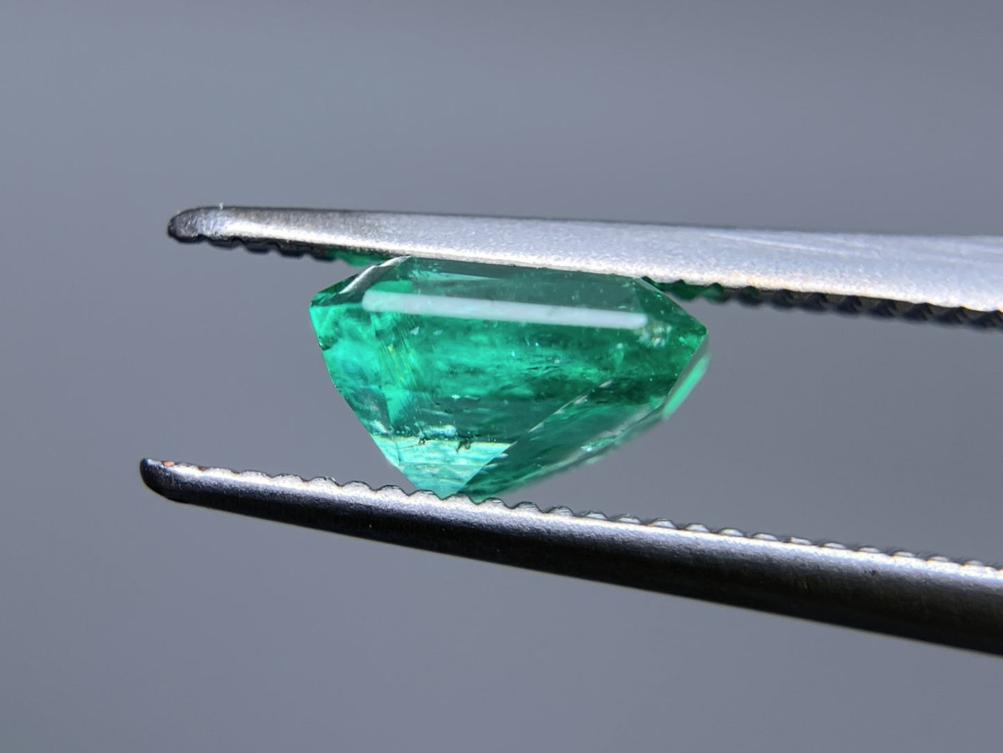 エメラルド 1.324ct 中央宝石ソーティング付き 6.92㎜×6.81㎜×4.31㎜ ルース( 裸石 ) 3444S
