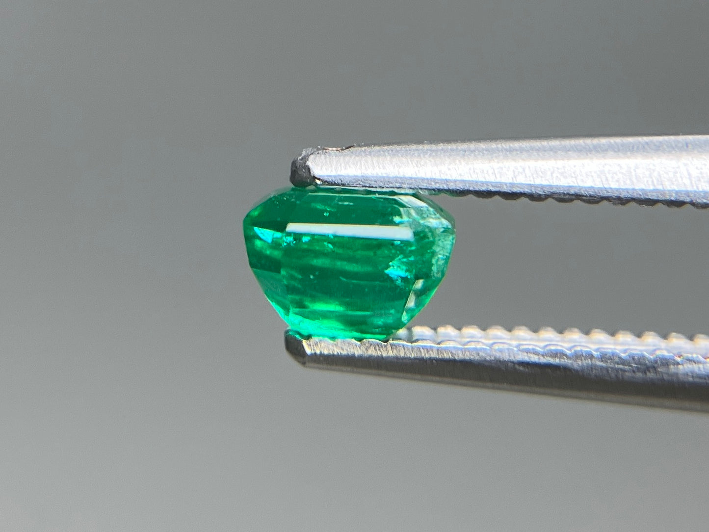 エメラルド 天然 0.517ct 宝石ソーティング付き 4.7㎜×3.9㎜×3.3㎜ ルース( 裸石 ) 8029YY