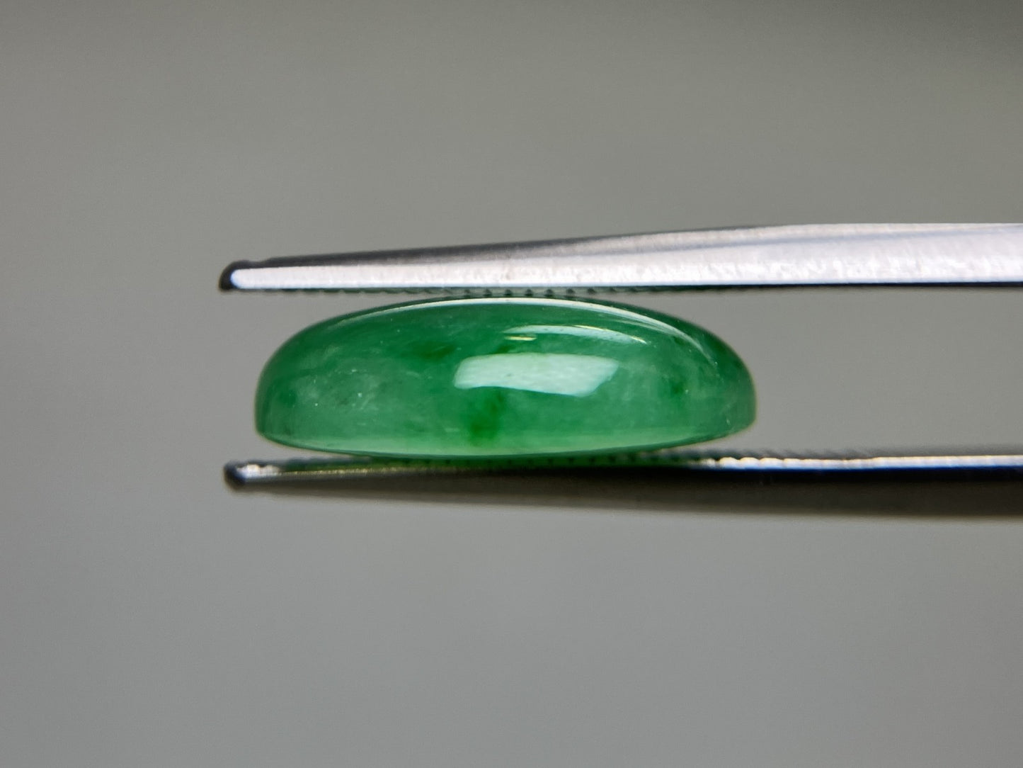 ヒスイ 翡翠 天然 7.942ct 宝石ソーティング付き 14.6㎜×11.7㎜×4.6㎜ 天然 ルース( 裸石 ) 5028YY