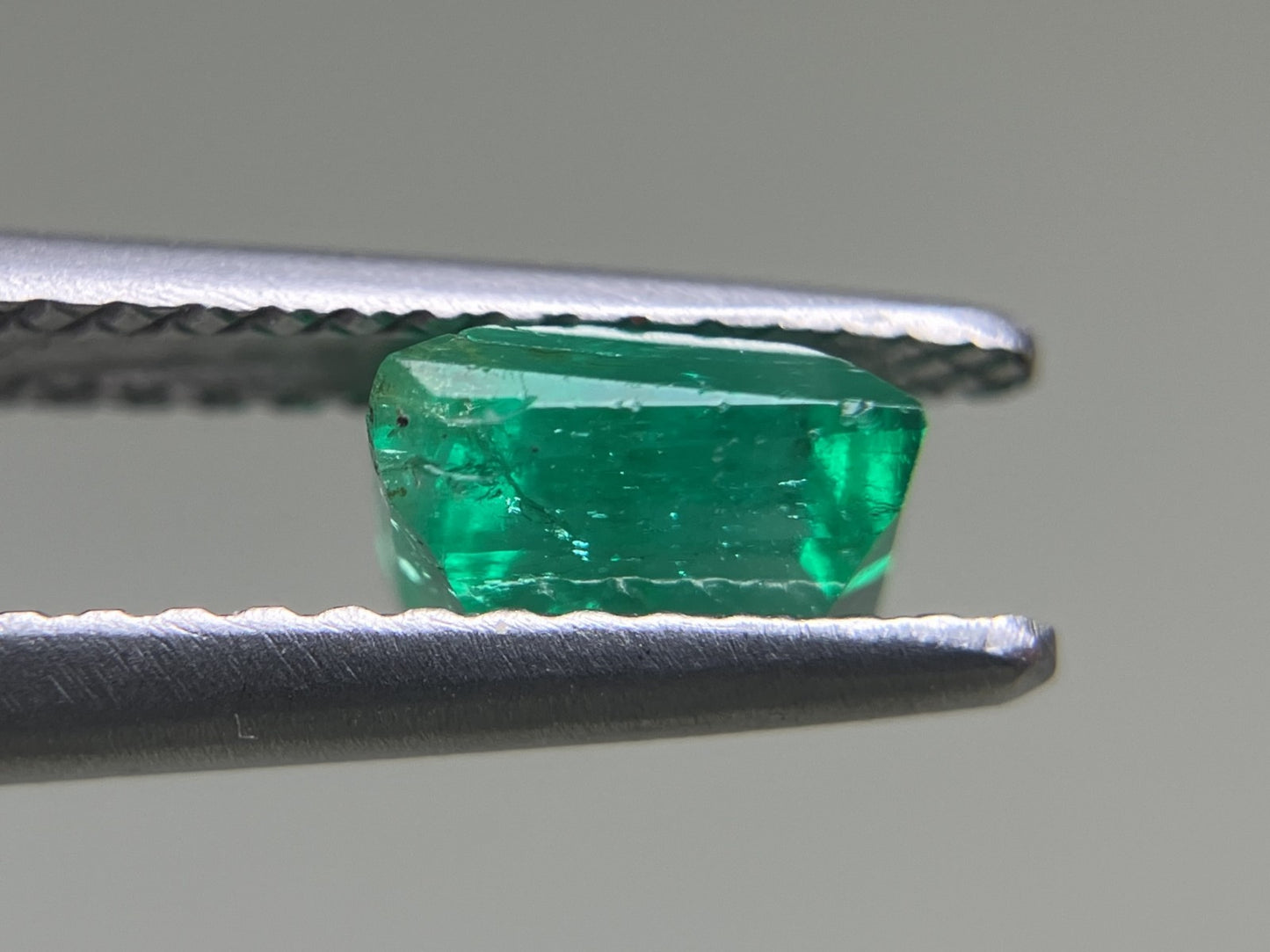 エメラルド 0.951ct 中央宝石ソーティング付き 5.99㎜×5.75㎜×3.57㎜ ルース( 裸石 ) 3434YY