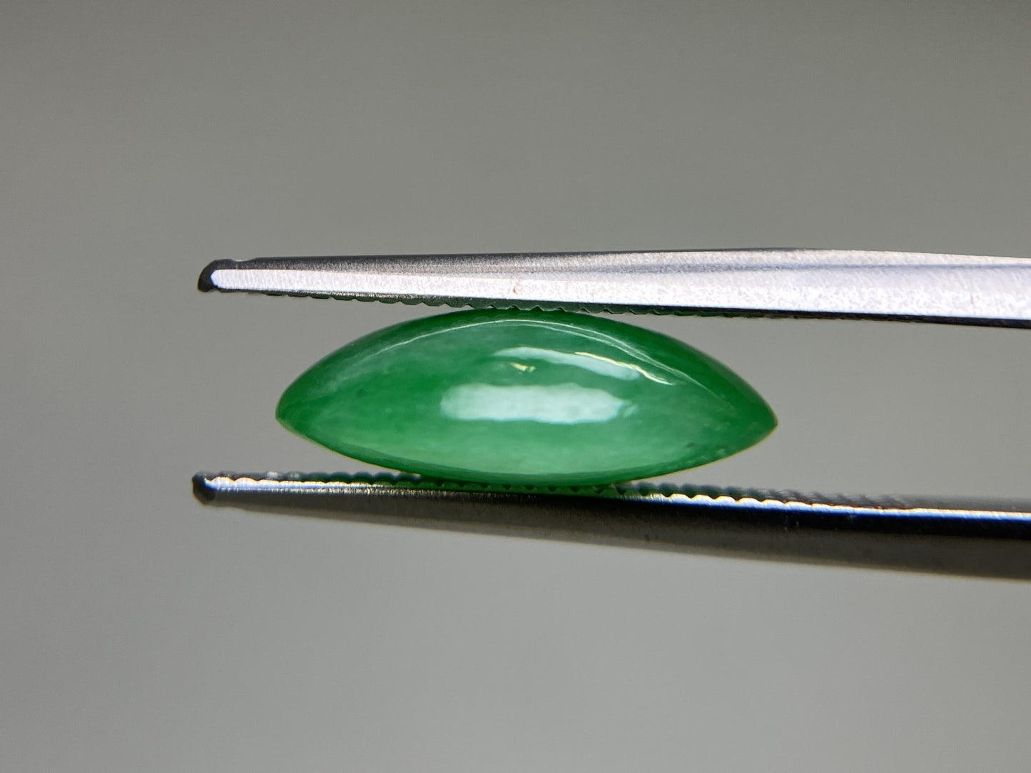 ヒスイ 翡翠 天然 4.950ct 宝石ソーティング付き 13.2㎜×9.7㎜×4.6㎜ 天然 ルース( 裸石 ) 5024YY