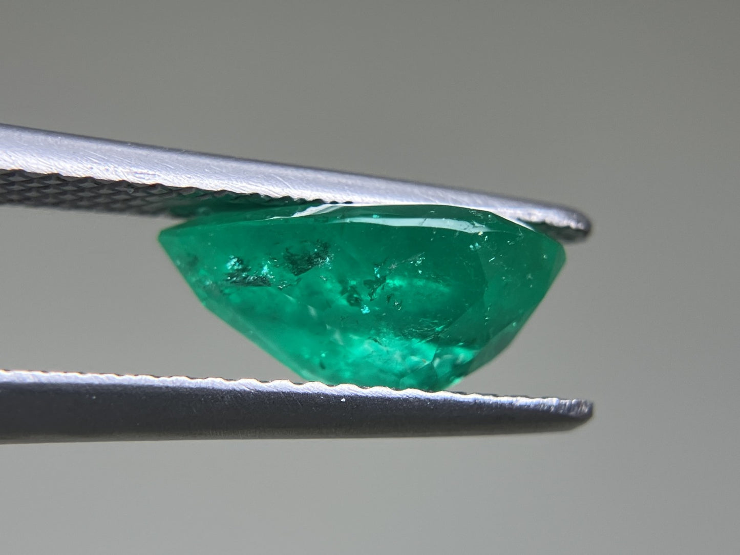 エメラルド 2.117ct 中央宝石ソーティング付き 10.88㎜×7.39㎜×4.95㎜ ルース( 裸石 ) 3317YY