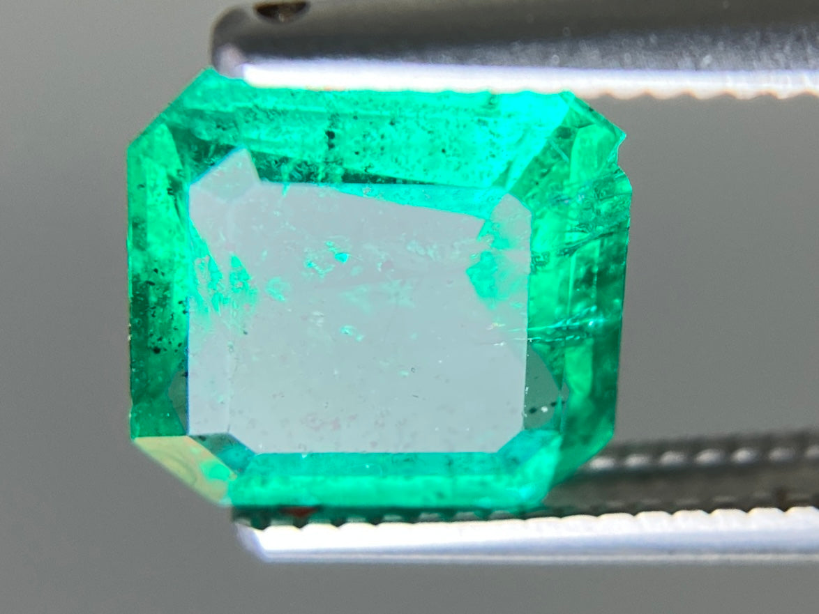 エメラルド 天然 1.677ct 中央宝石ソーティング付き 7.94㎜×7.85㎜×3.79㎜ ルース( 裸石 ) 8141YY
