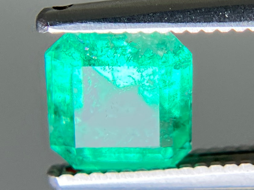 エメラルド 天然 0.872ct 中央宝石ソーティング付き 5.98㎜×5.85㎜×3.75㎜ ルース( 裸石 ) 8083YY