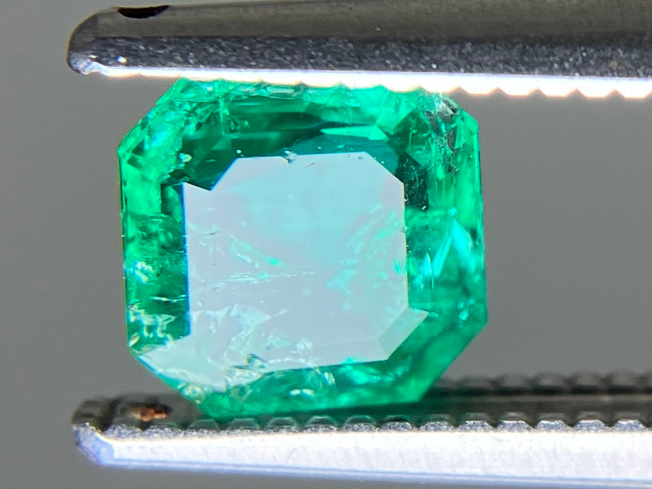 エメラルド 天然 0.708ct 宝石ソーティング付き 5.5㎜×5.6㎜×2.6㎜ ルース( 裸石 ) 8137YY