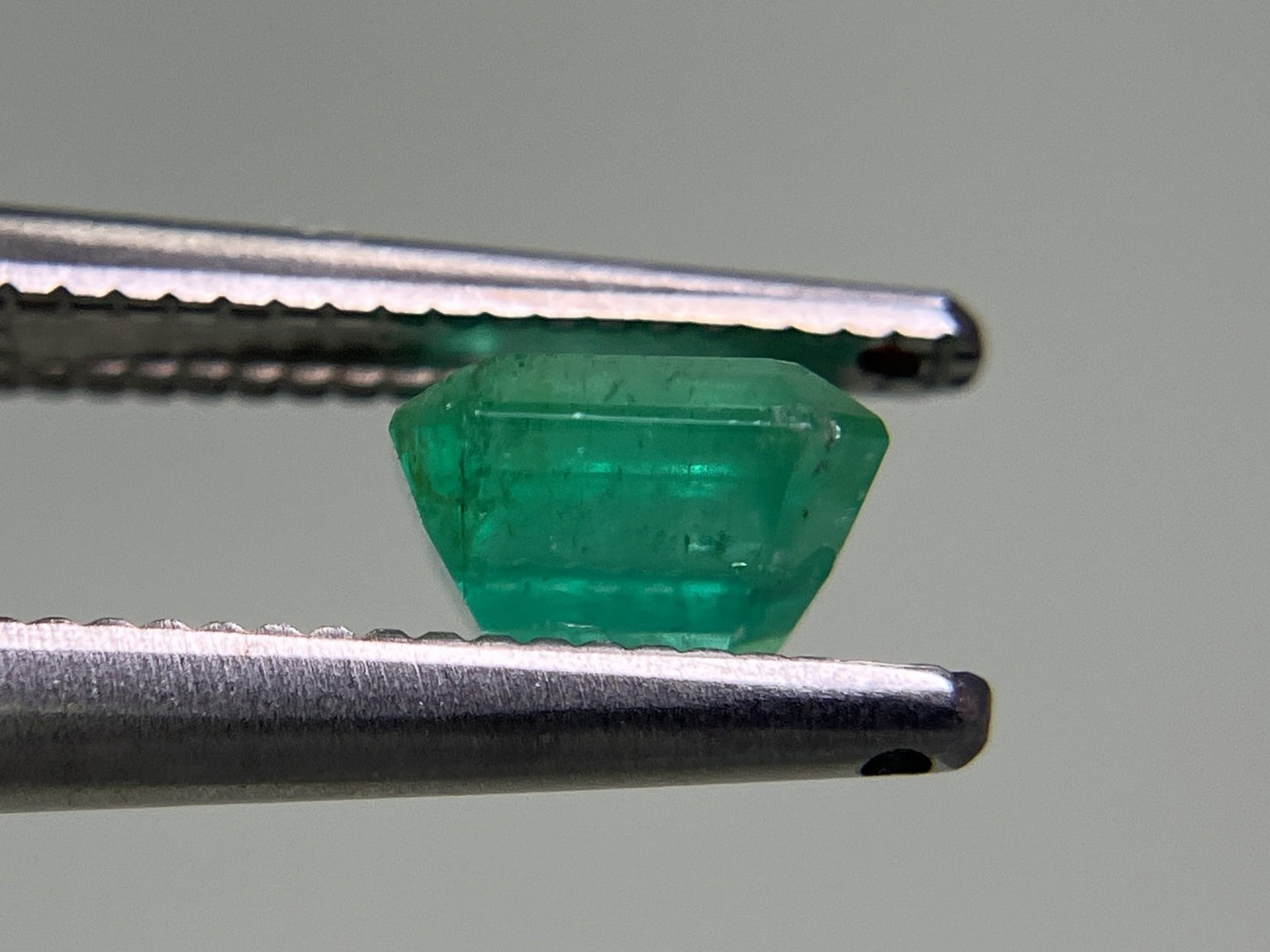 エメラルド 0.841ct 中央宝石ソーティング付き 5.64㎜×5.54㎜×4.01㎜ ルース( 裸石 ) 3435YY