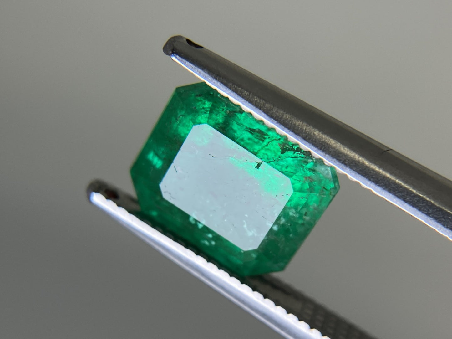 エメラルド 天然 2.393ct 中央宝石ソーティング付き 8.54㎜×7.63㎜×5.31㎜ 天然 ルース( 裸石 ) 5190YY