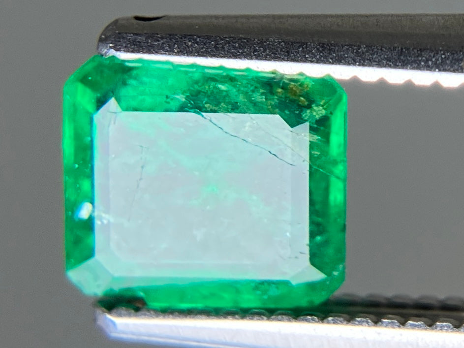 エメラルド 天然 0.916ct 宝石ソーティング付き 6.3㎜×5.6㎜×2.6㎜ ルース( 裸石 ) 8201YY