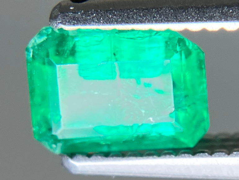 エメラルド 天然 0.645ct 宝石ソーティング付き 6.0㎜×4.5㎜×3.2㎜ ルース( 裸石 ) 8227YY