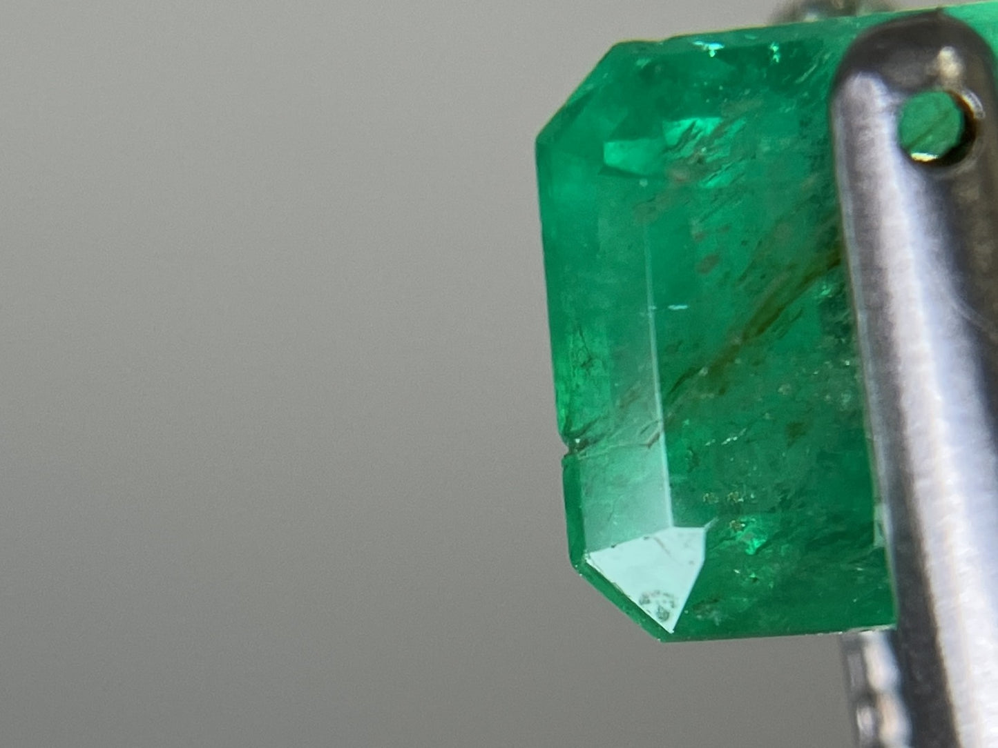 エメラルド 天然 1.782ct 中央宝石ソーティング付き 8.13㎜×6.48㎜×4.86㎜ 天然 ルース( 裸石 ) 5194YY