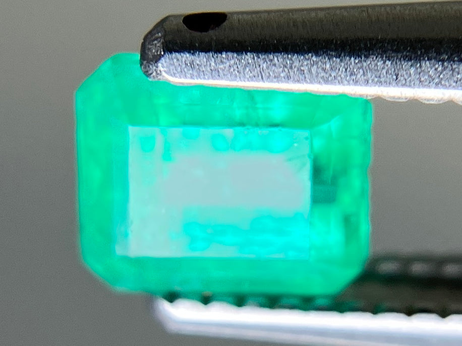 エメラルド 天然 0.605ct 宝石ソーティング付き 5.1㎜×4.4㎜×3.5㎜ ルース( 裸石 ) 8214YY