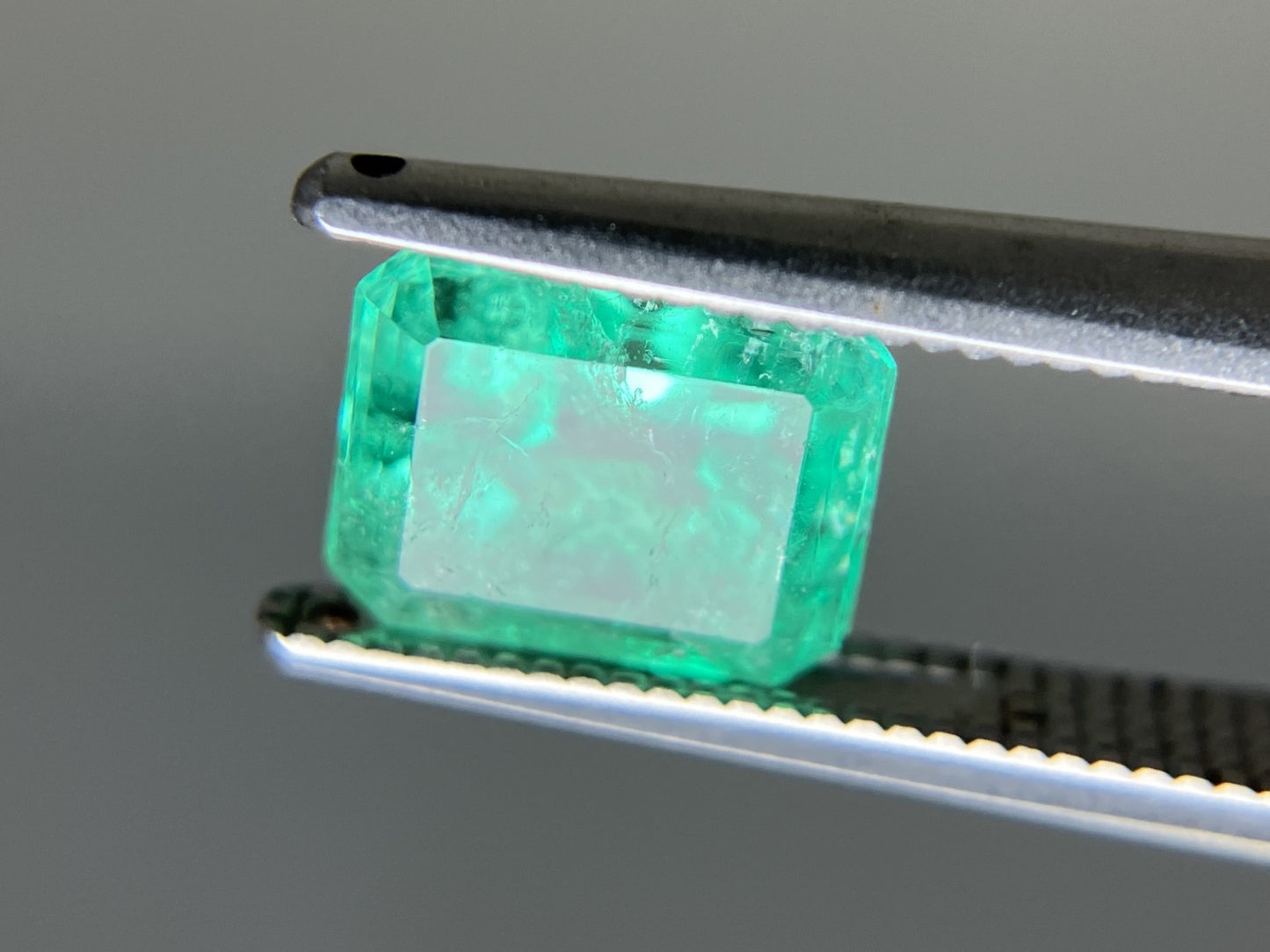 エメラルド 天然 2.045ct 中央宝石ソーティング付き 7.92㎜×6.71㎜×5.89㎜ 天然 ルース( 裸石 ) 5231YY