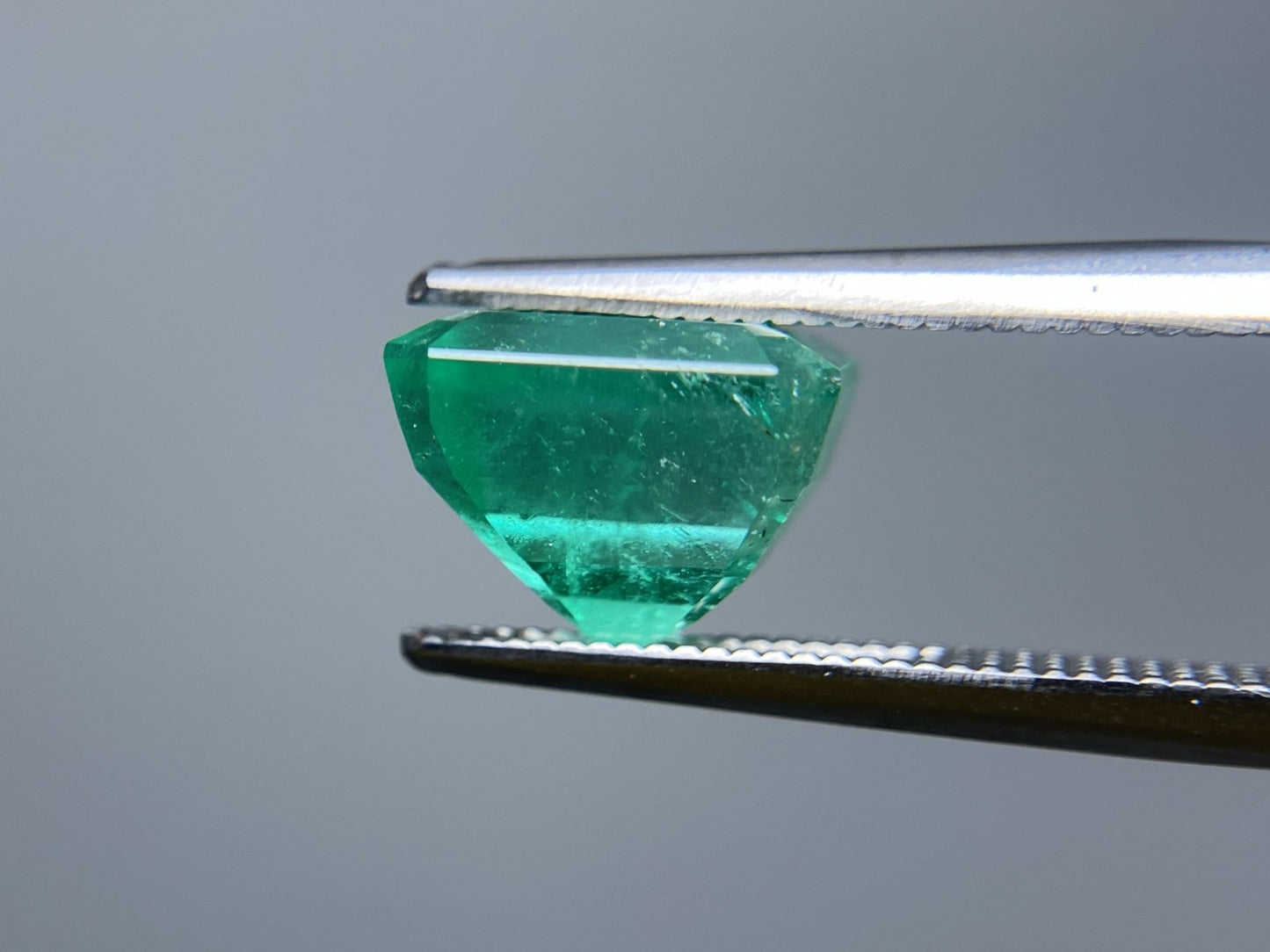 エメラルド 3.540ct 中央宝石ソーティング付き 9.13㎜×7.77㎜×7.03㎜ ルース( 裸石 ) 3553S