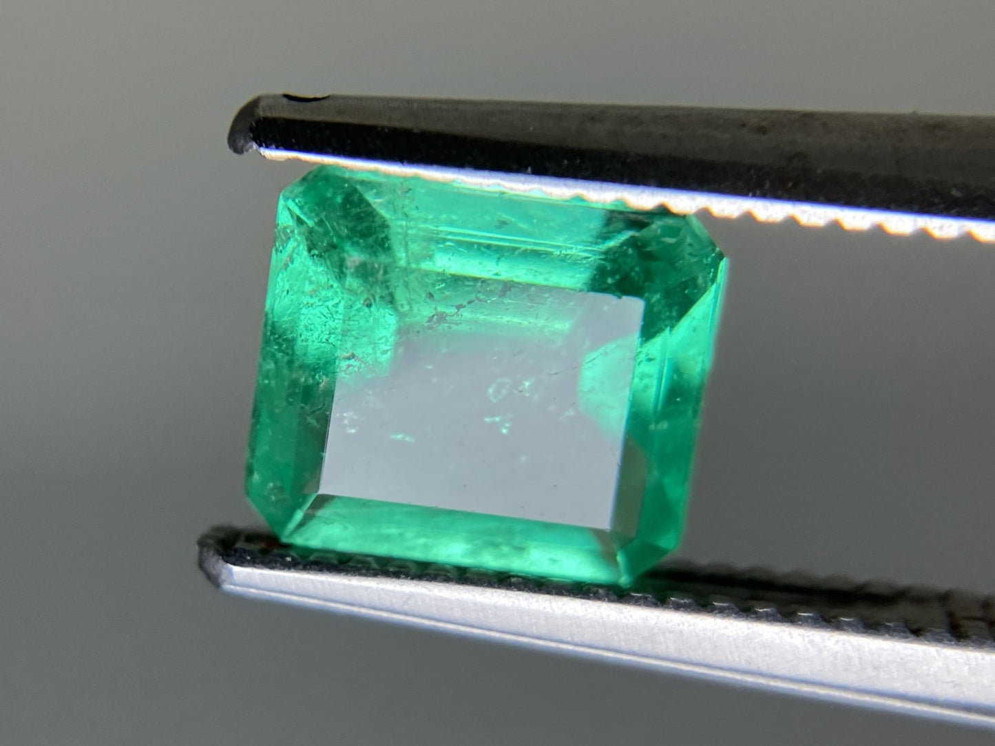エメラルド 天然 0.956ct 中央宝石ソーティング付き 6.80㎜×6.00㎜×3.35㎜ 天然 ルース( 裸石 ) 5353YY
