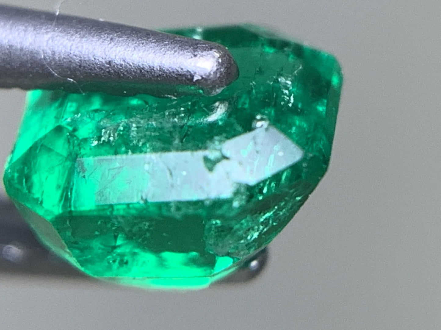 エメラルド 天然 0.836ct 宝石ソーティング付き 5.6㎜×5.4㎜×3.5㎜ ルース( 裸石 ) 6354Y