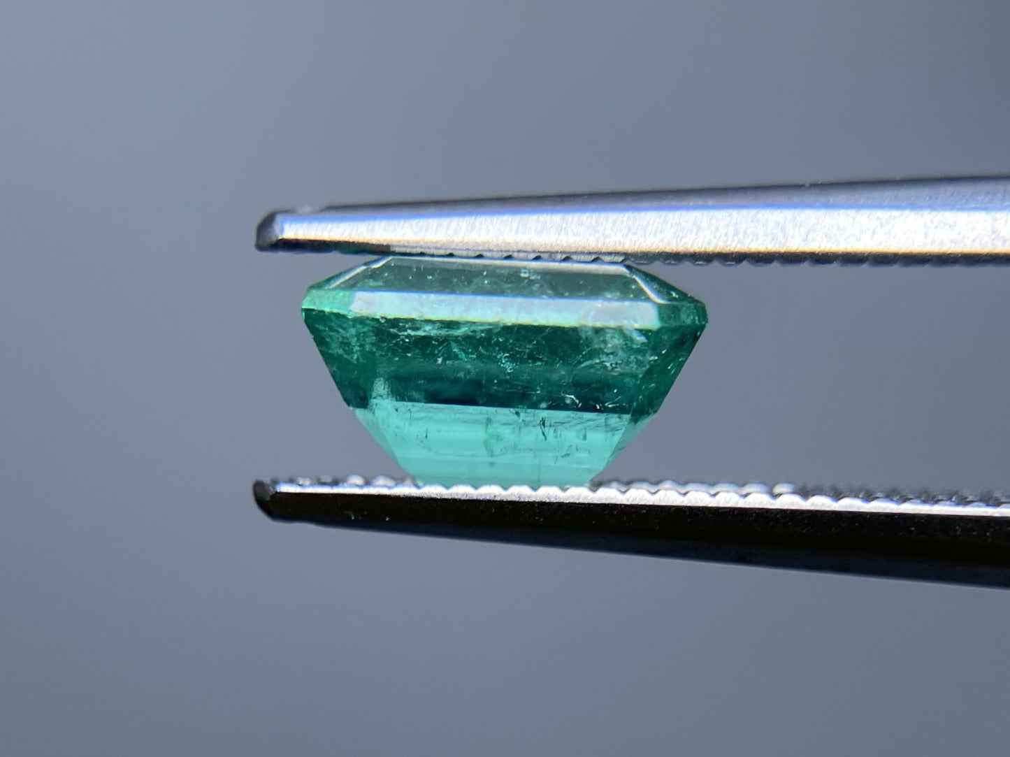 エメラルド 1.917ct 中央宝石ソーティング付き 8.19㎜×7.06㎜×4.94㎜ ルース( 裸石 ) 3530S