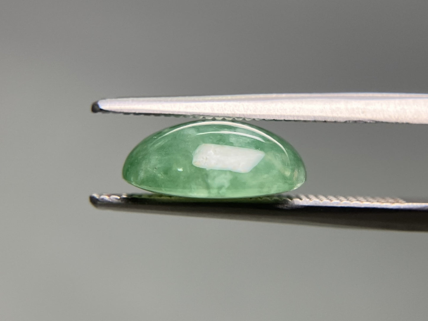 ひすい(ヒスイ 翡翠) 天然 4.119ct 宝石ソーティング付き 11.0㎜×9.2㎜×4.6㎜ ルース( 裸石 ) 8066YY