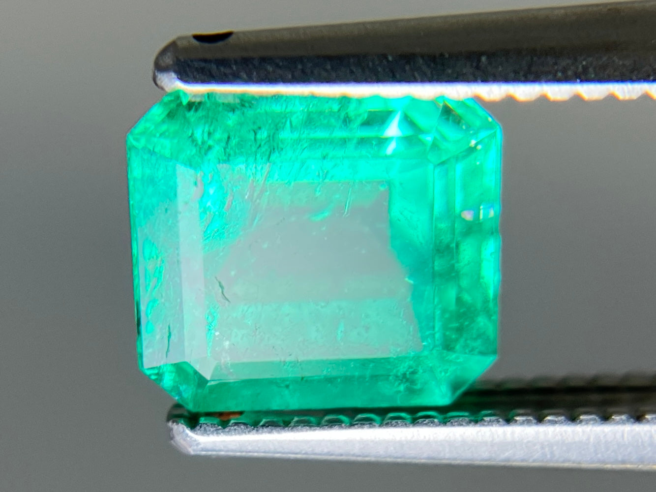 エメラルド 天然 1.463ct 中央宝石ソーティング付き 6.97㎜×6.52㎜×4.47㎜ ルース( 裸石 ) 8188YY