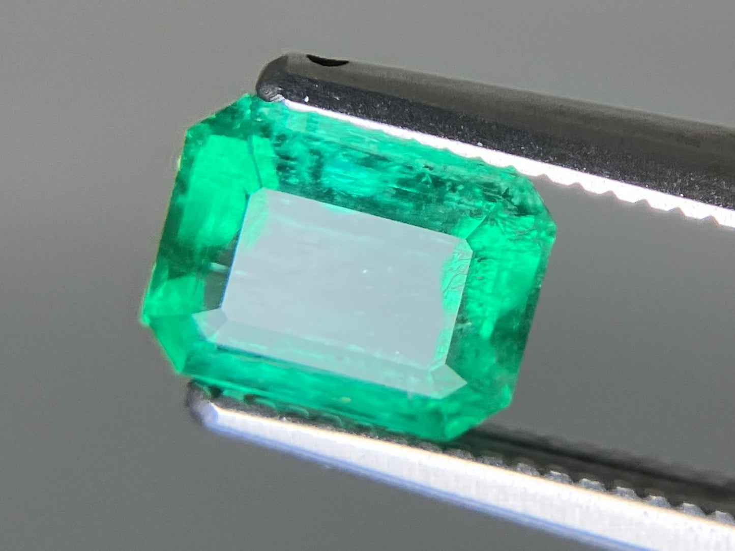 エメラルド 天然 0.948ct 中央宝石ソーティング付き 6.85㎜×5.32㎜×3.28㎜ 天然 ルース( 裸石 ) 5361YY