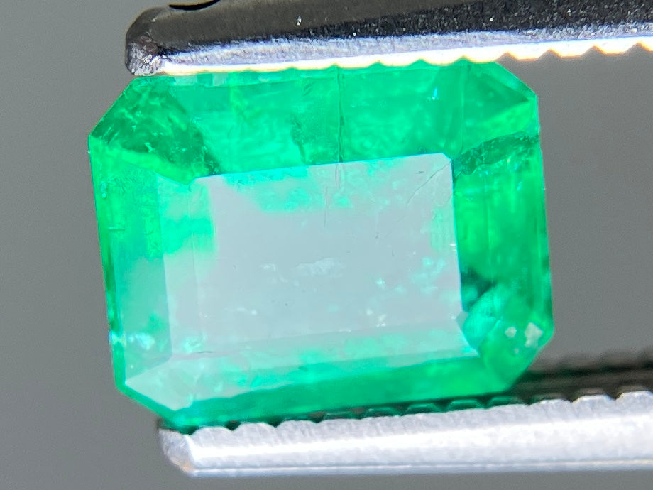 エメラルド 天然 0.676ct 宝石ソーティング付き 6.3㎜×5.1㎜×2.8㎜ ルース( 裸石 ) 8252YY