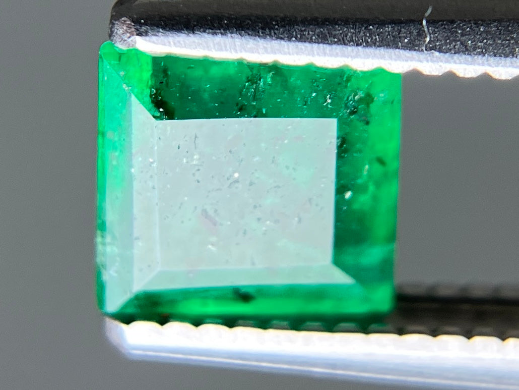 エメラルド 天然 0.729ct 宝石ソーティング付き 5.3㎜×5.1㎜×2.8㎜ ルース( 裸石 ) 8259YY