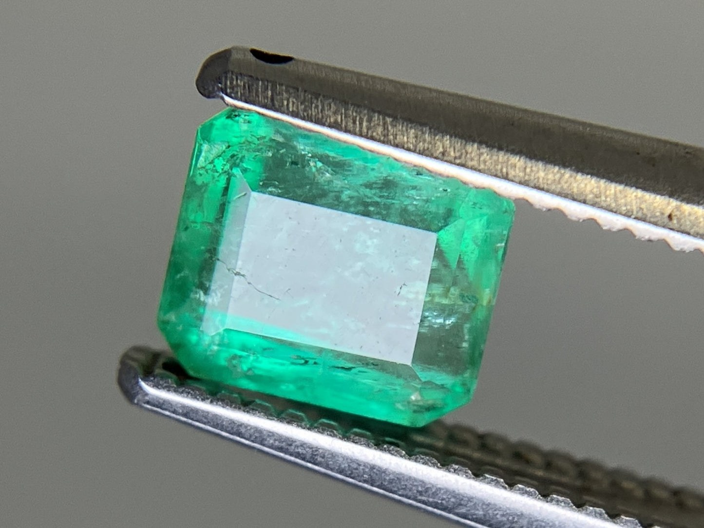 エメラルド 天然 0.801ct 宝石ソーティング付き 5.6㎜×5.0㎜×3.2㎜ ルース( 裸石 ) 5493YY