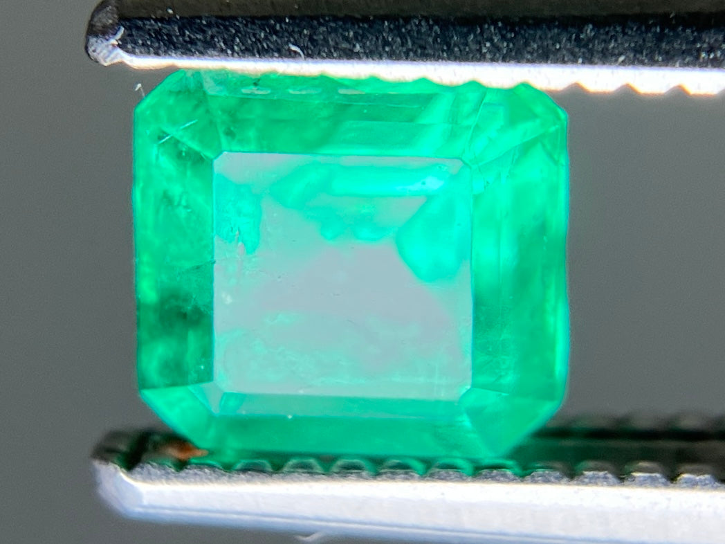 エメラルド 天然 0.656ct 宝石ソーティング付き 5.2㎜×5.1㎜×3.6㎜ ルース( 裸石 ) 8295YY