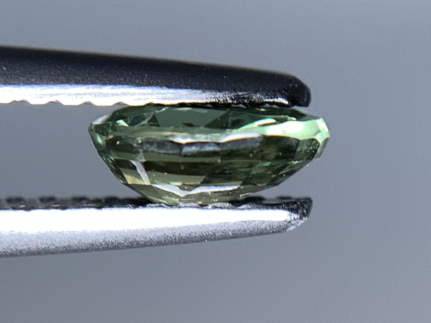 アレキサンドライト 天然 0.821ct 宝石ソーティング付き 6.3㎜×5.0㎜×2.7㎜ ルース( 裸石 ) 7116Y
