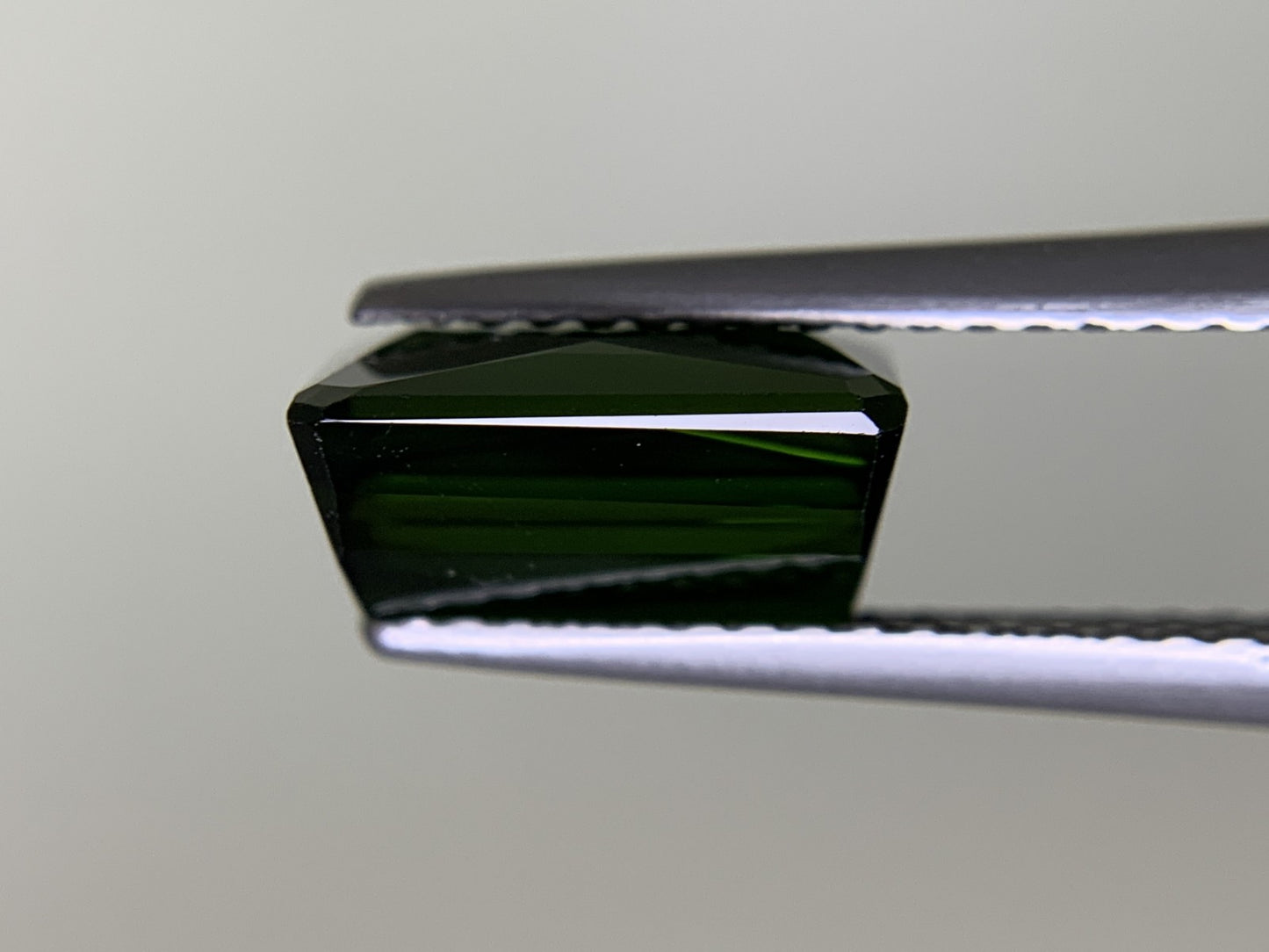 グリーントルマリン 3.040ct 宝石ソーティング付き 9.4㎜×7.4㎜×4.8㎜ ルース( 裸石 ) 3243Y