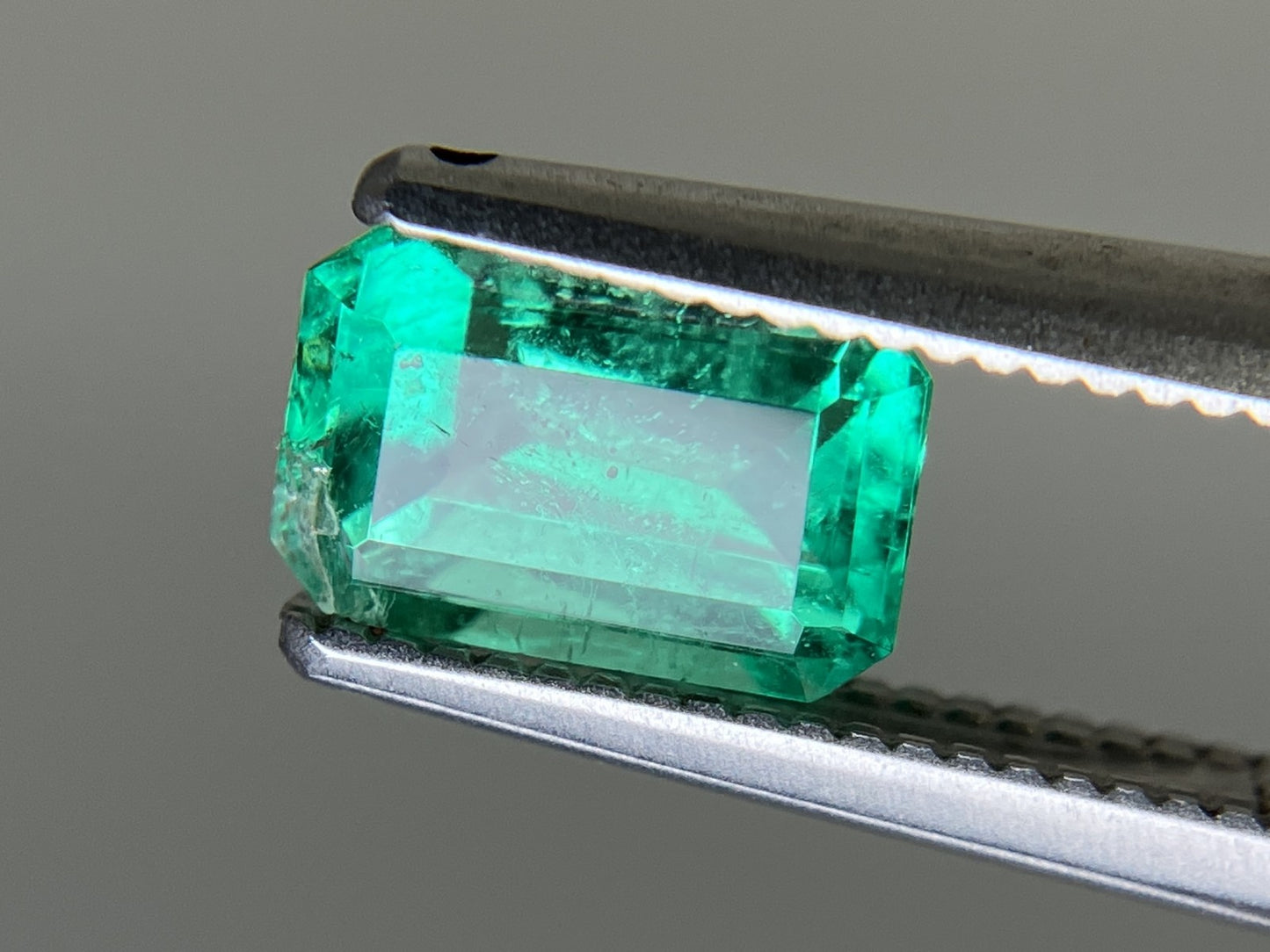 エメラルド 天然 0.900ct 宝石ソーティング付き 7.1㎜×4.6㎜×3.5㎜ 天然 ルース( 裸石 ) 5572YY