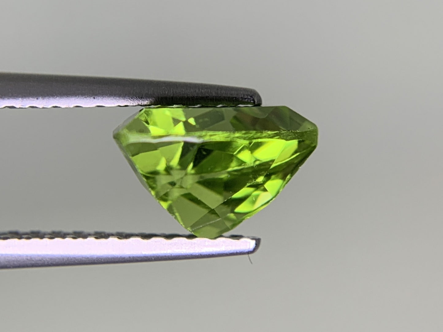 ペリドット 天然 2.053ct 宝石ソーティング付き 8.0㎜×7.9㎜×5.2㎜ ルース( 裸石 ) 8313Y