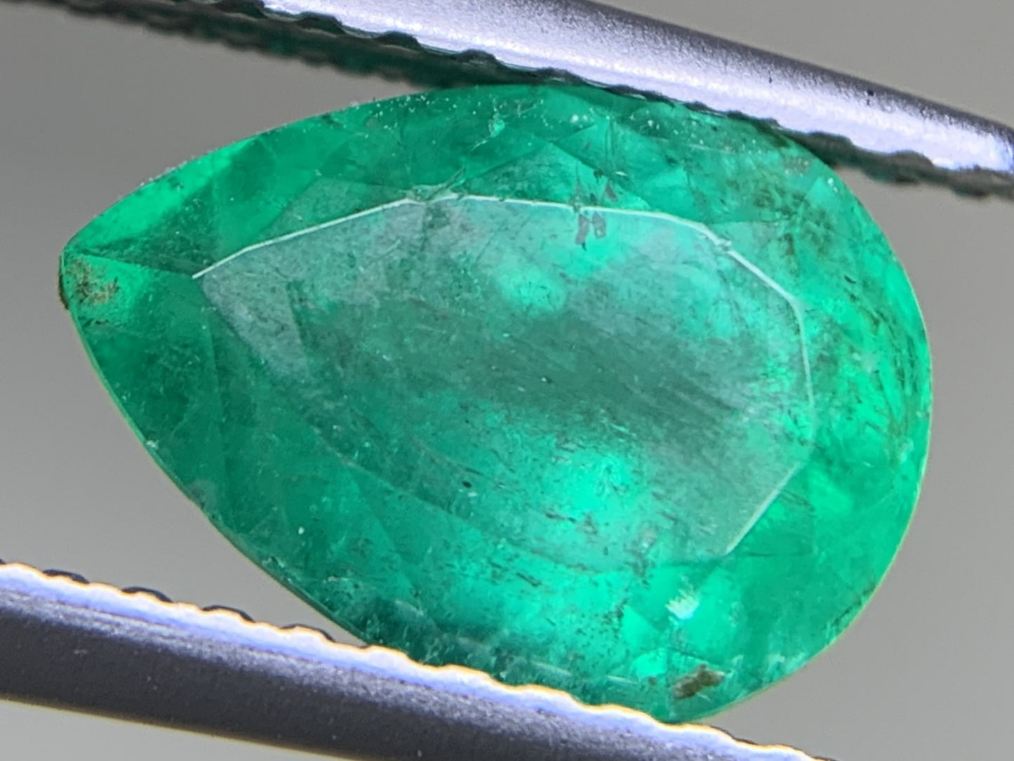 エメラルド 1.833ct 中央宝石ソーティング付き 9.39㎜×6.79㎜×5.31㎜ ルース( 裸石 ) 3164Y