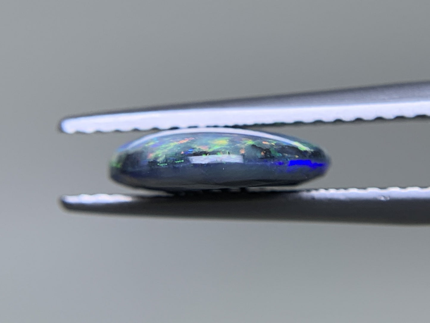 ブラックオパール 天然 1.968ct 中央宝石ソーティング付き 11.2㎜×9.9㎜×2.9㎜ ルース( 裸石 ) 6304Y