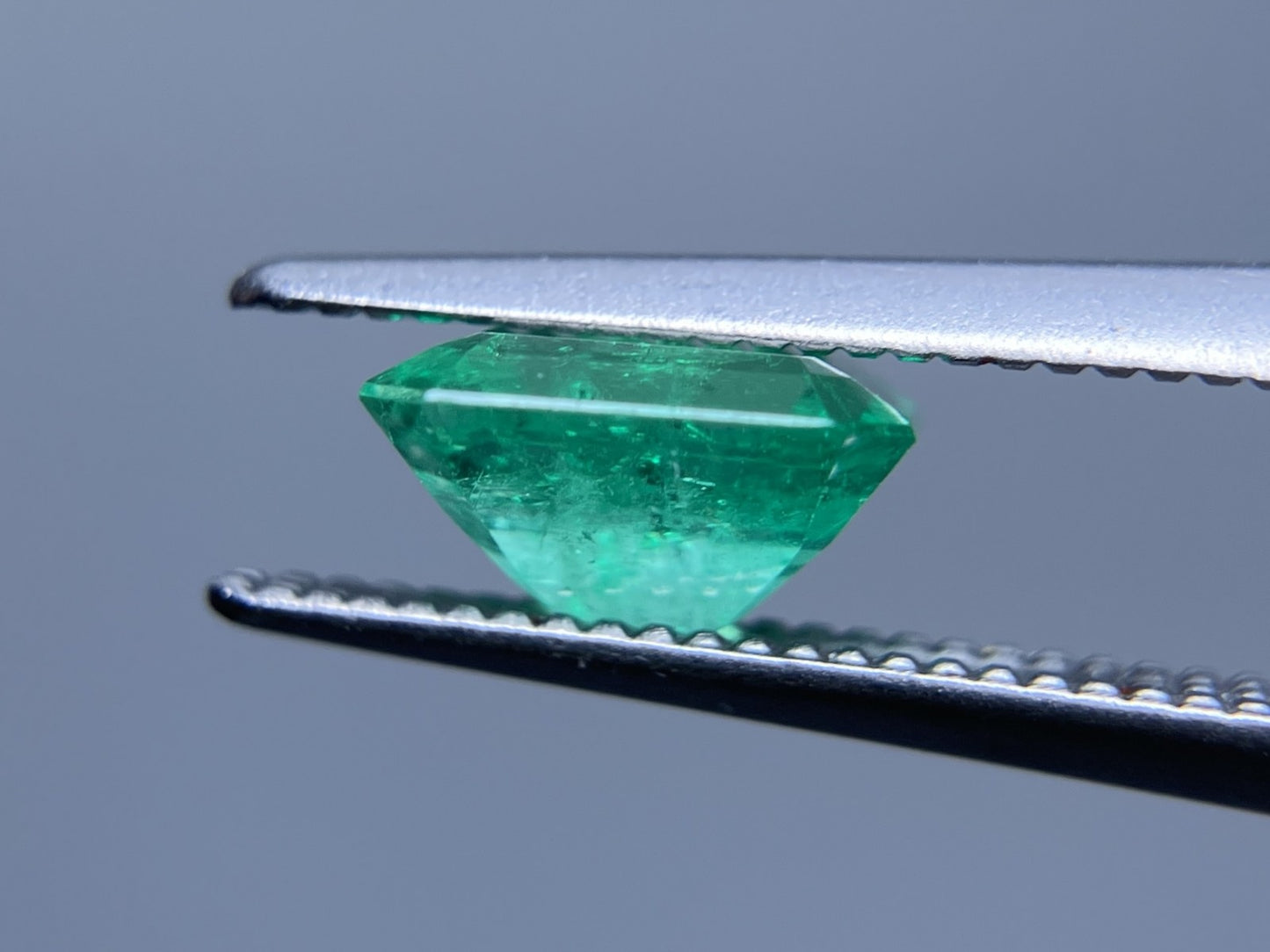 エメラルド 1.012ct 中央宝石ソーティング付き 6.79㎜×6.21㎜×3.80㎜ ルース( 裸石 ) 3740S