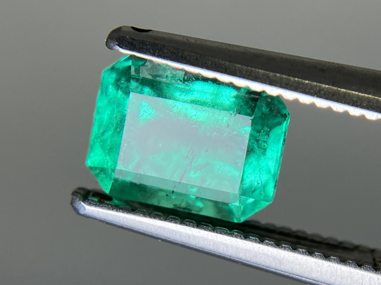 エメラルド 天然 1.223ct 中央宝石ソーティング付き 7.08㎜×5.57㎜×4.52㎜ 天然 ルース( 裸石 ) 5474YY