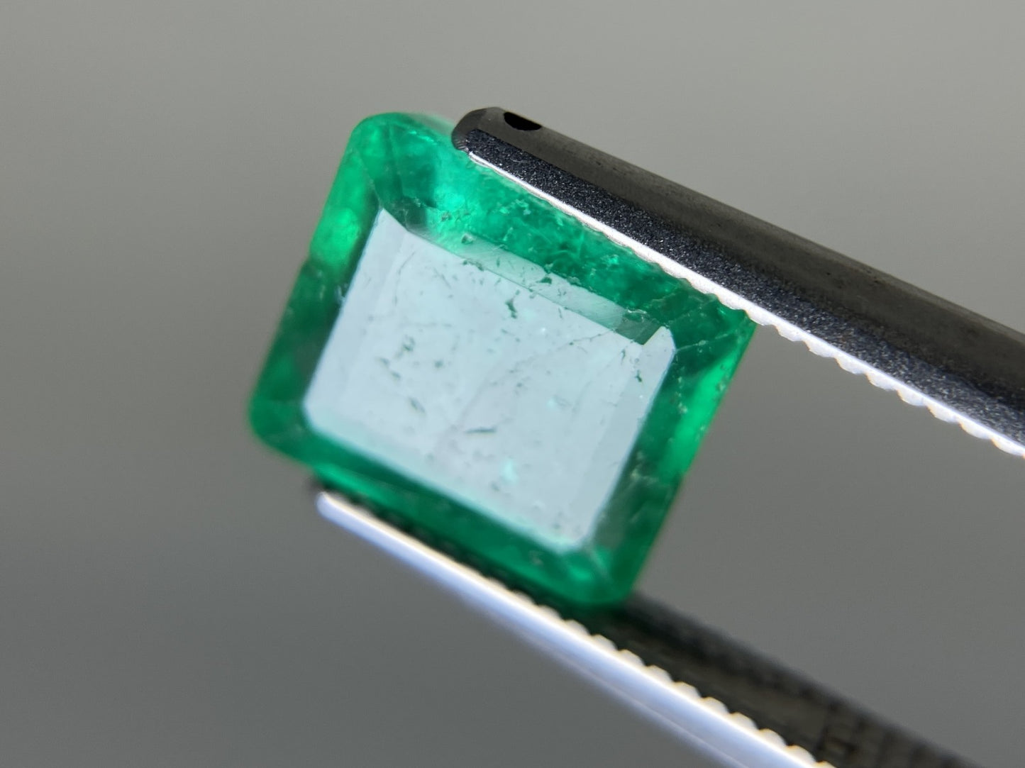 エメラルド 天然 2.738ct 中央宝石ソーティング付き 8.63㎜×7.63㎜×4.51㎜ 天然 ルース( 裸石 ) 5488YY