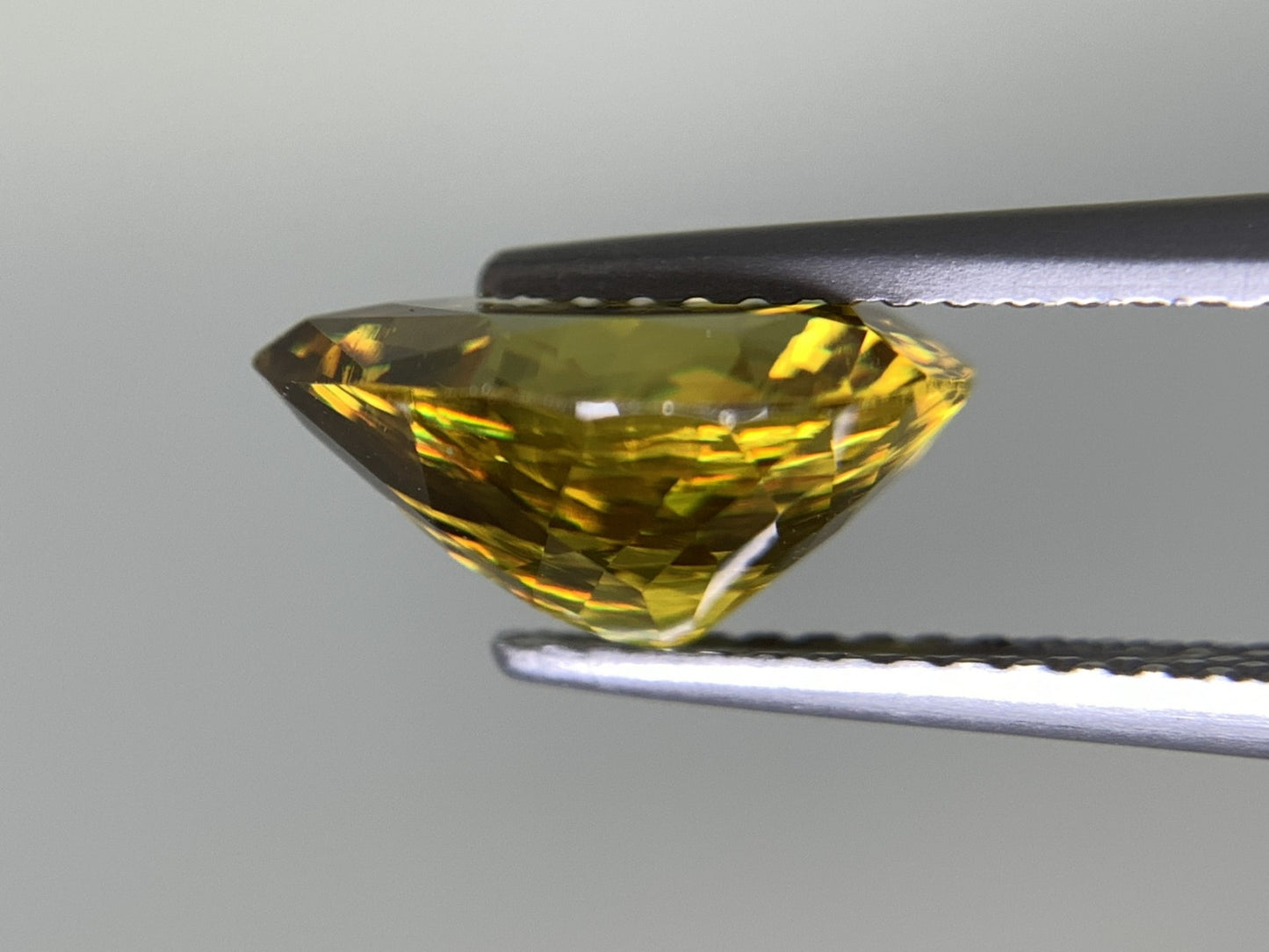 スフェーン 2.833ct 中央宝石ソーティング付き 10.52㎜×8.44㎜×5.12㎜ 天然 ルース( 裸石 ) 4265Y