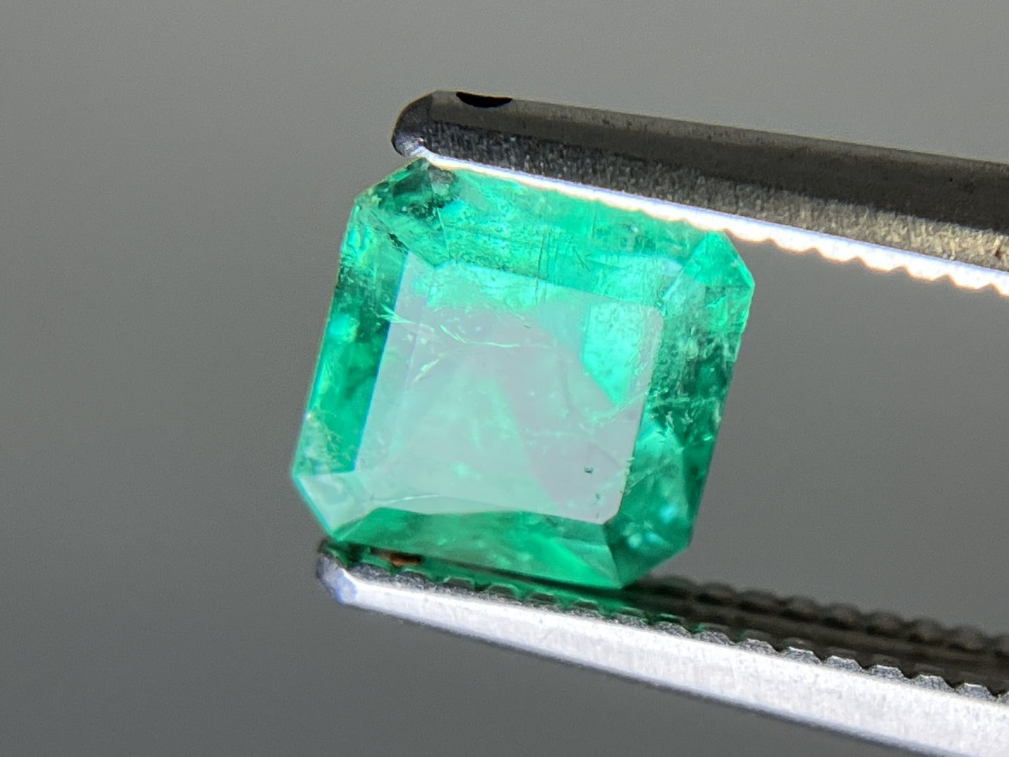 エメラルド 天然 0.850ct 中央宝石ソーティング付き 5.72㎜×5.70㎜×4.31㎜ 天然 ルース( 裸石 ) 5595YY