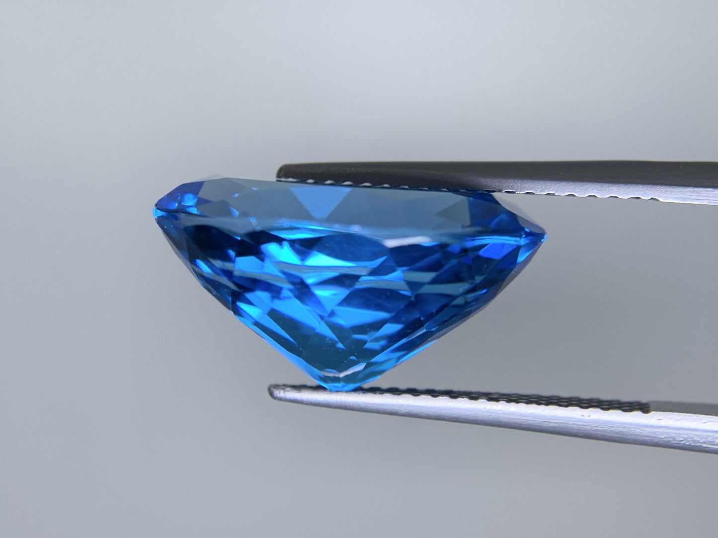 ブルートパーズ 天然 15.977ct 宝石ソーティング付き 17.8㎜×12.9㎜×9.6㎜ ルース( 裸石 ) 8331Y