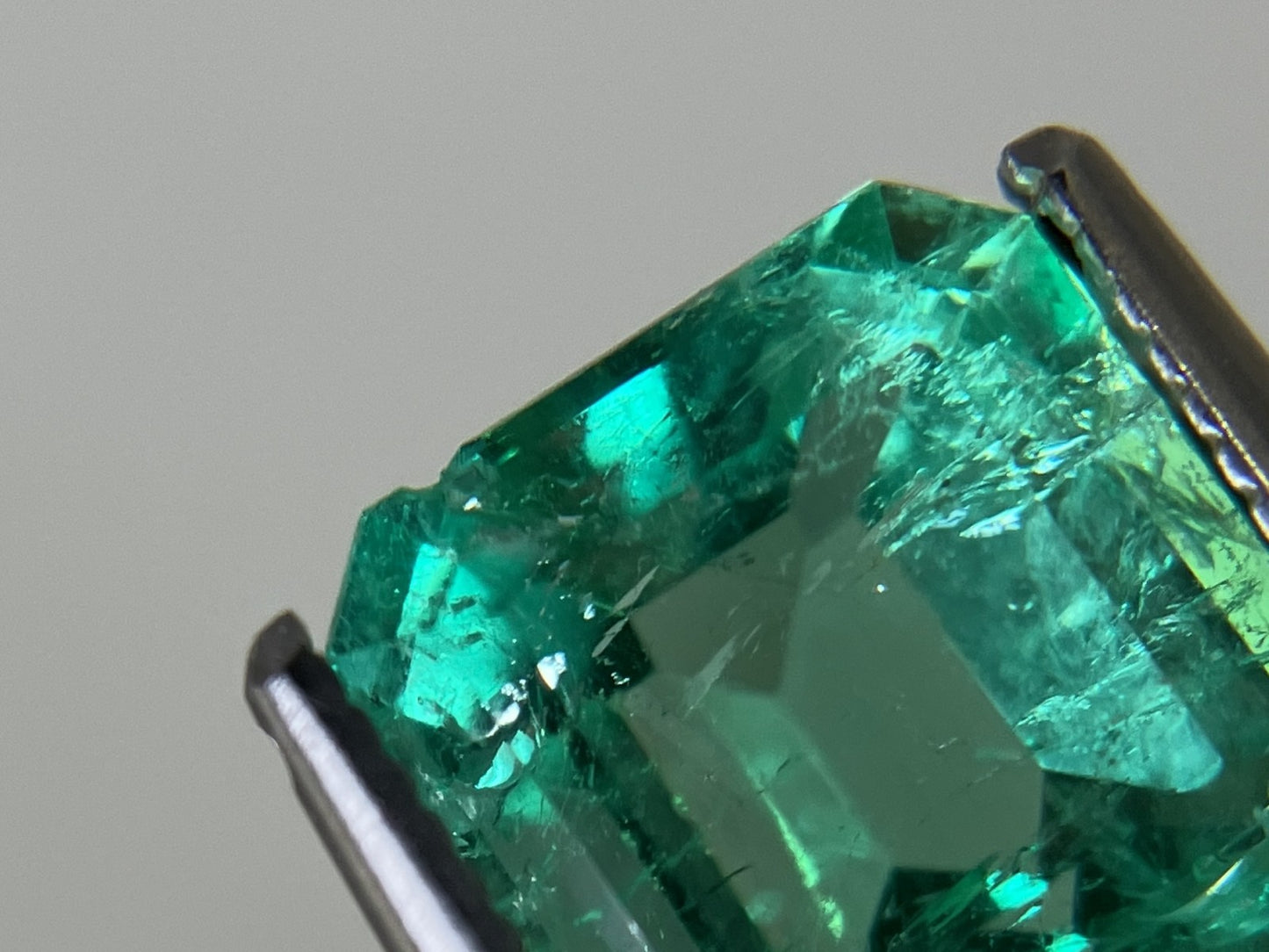 エメラルド 天然 2.972ct 中央宝石ソーティング付き 8.43㎜×8.18㎜×6.04㎜ 天然 ルース( 裸石 ) 5648YY