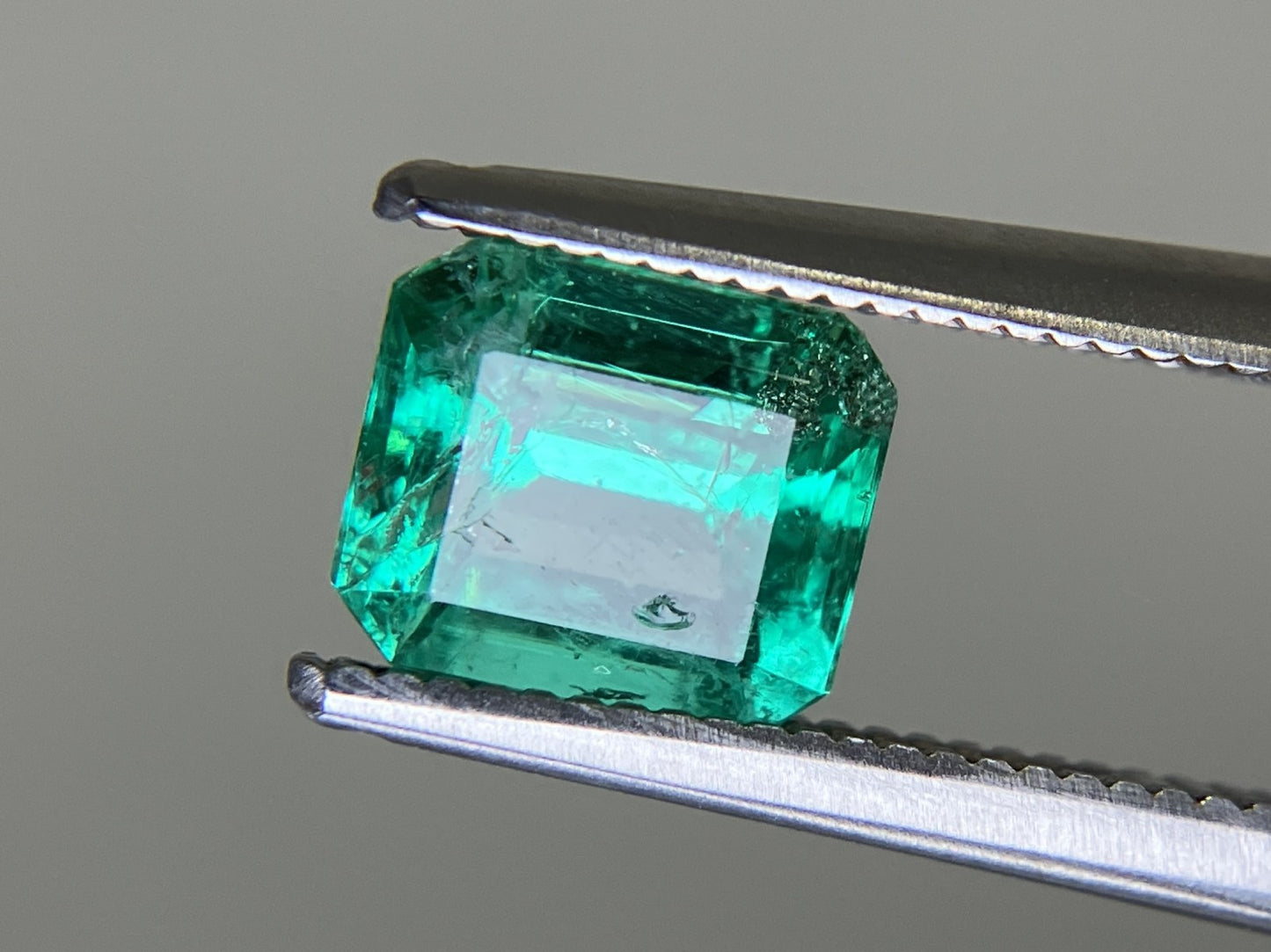 エメラルド 天然 1.134ct 中央宝石ソーティング付き 6.86㎜×5.98㎜×4,14㎜ 天然 ルース( 裸石 ) 5667YY