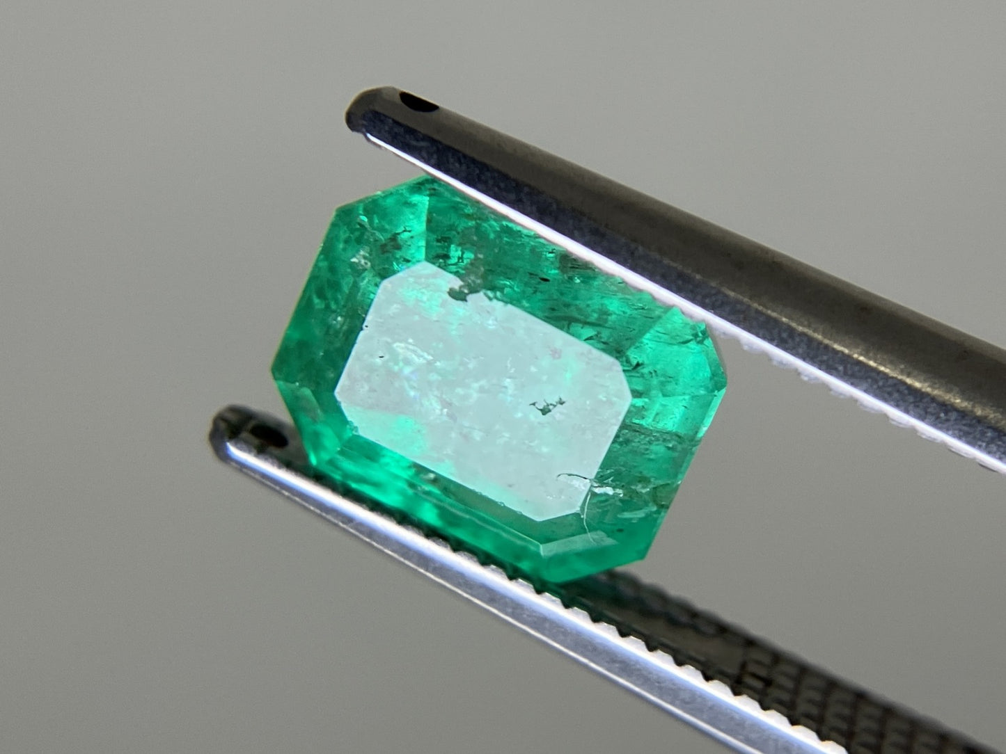 エメラルド 天然 2.378ct 中央宝石ソーティング付き 8.16㎜×6.59㎜×5.83㎜ 天然 ルース( 裸石 ) 5624YY